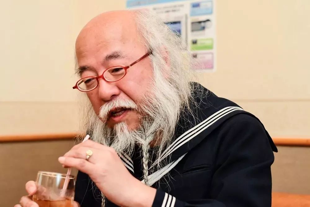 化身都市传说的水手服爷爷第一次穿女装竟是为了恰白饭