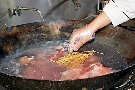 放入山花根5放入香料包6大火持续加热7羊肉成熟后捞出8放入羊杂3.