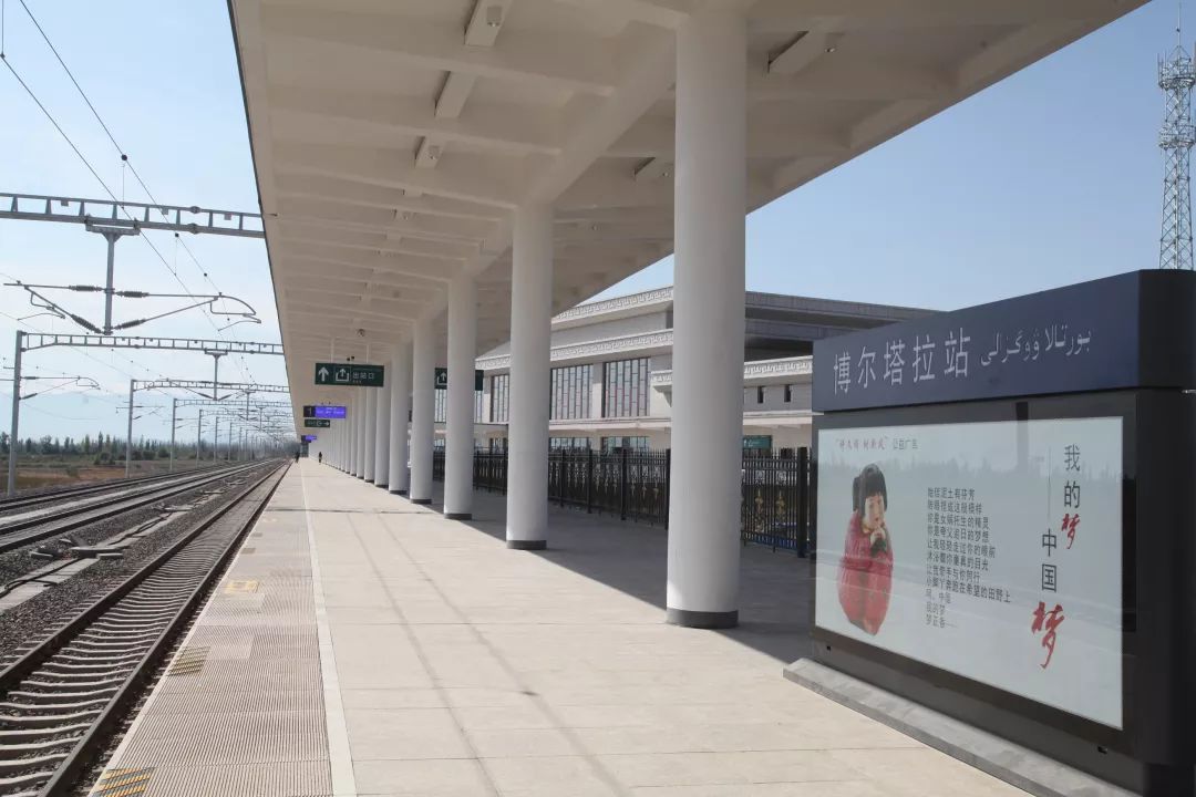 博乐站引出是单线电气化铁路,有砟轨道三站两区间包含博乐站,双河市站