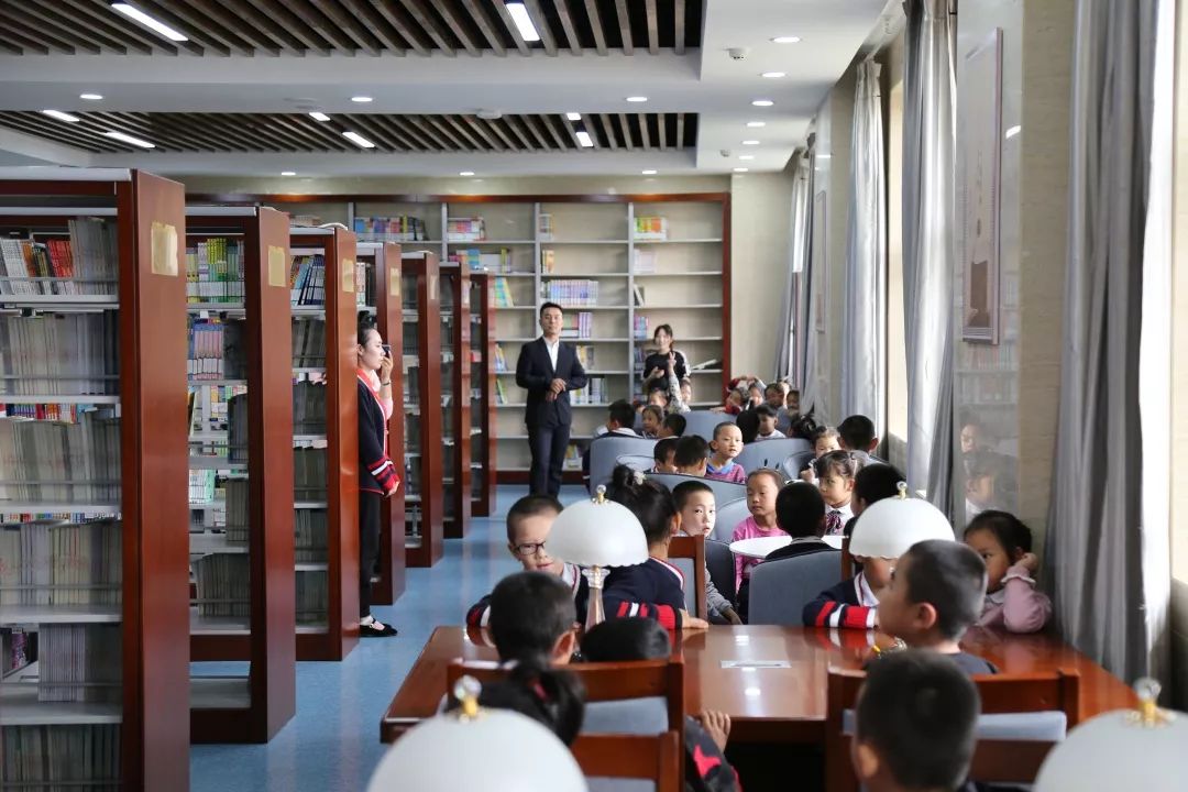 在书的海洋里遨游五家渠图书馆携手启蒙幼儿园举办社会实践活动