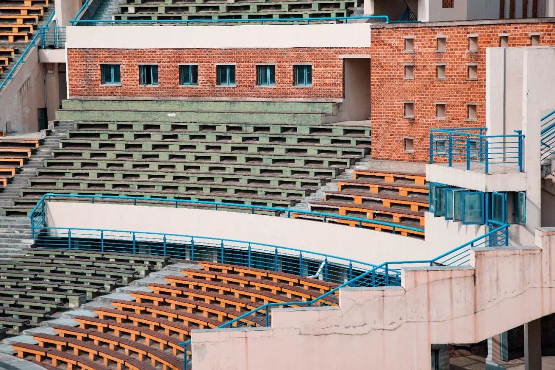 红与绿是南广永恒的灵魂底色,但斗兽场的红,黄,蓝,绿的神级撞色才是