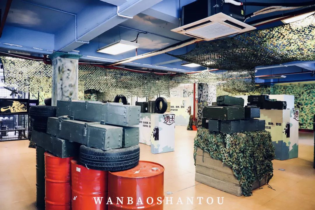 这里有室内真人cs场地,场内设置集装箱,水桶,轮胎,草地,隔墙等等,让你