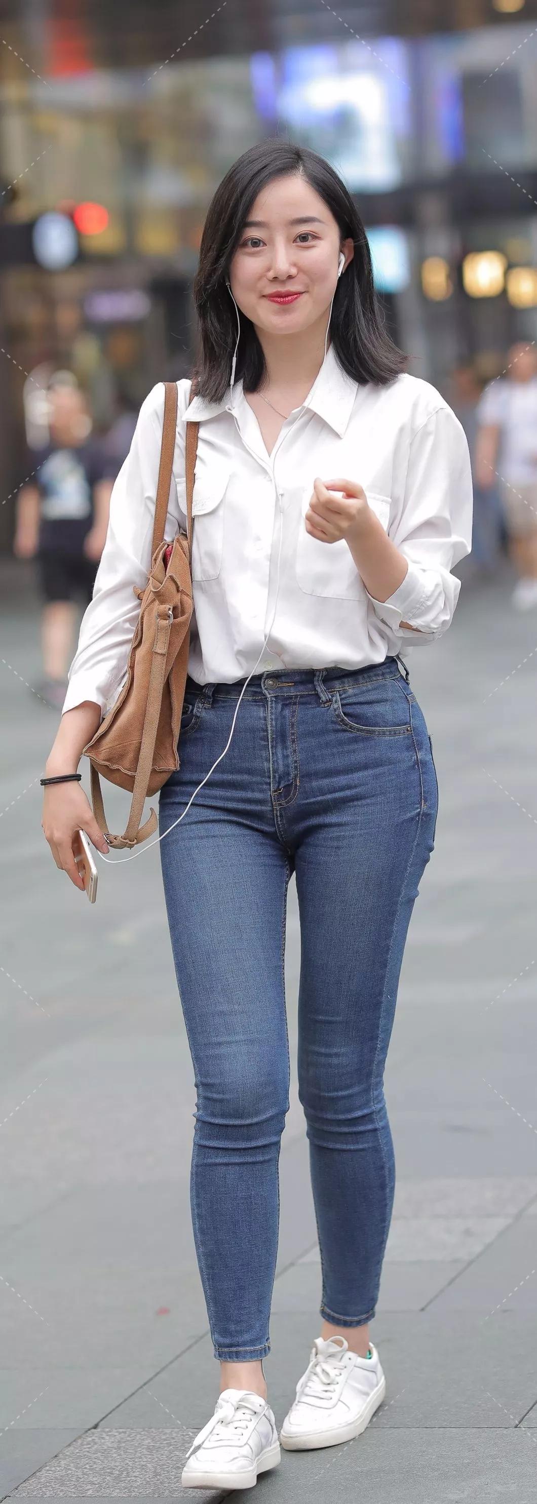 高清街拍:紧身牛仔裤丰腴修长双腿时尚气质漂亮小姐姐
