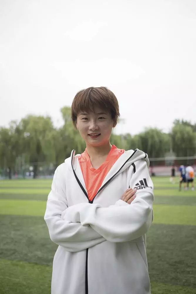 正午视觉一个女生为什么要踢球