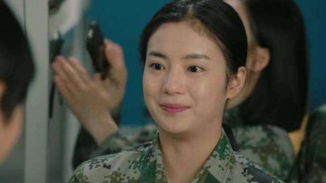 在出演这部电视剧时,张雅钦才22岁,剧中穿上军装的她,也是十分美丽