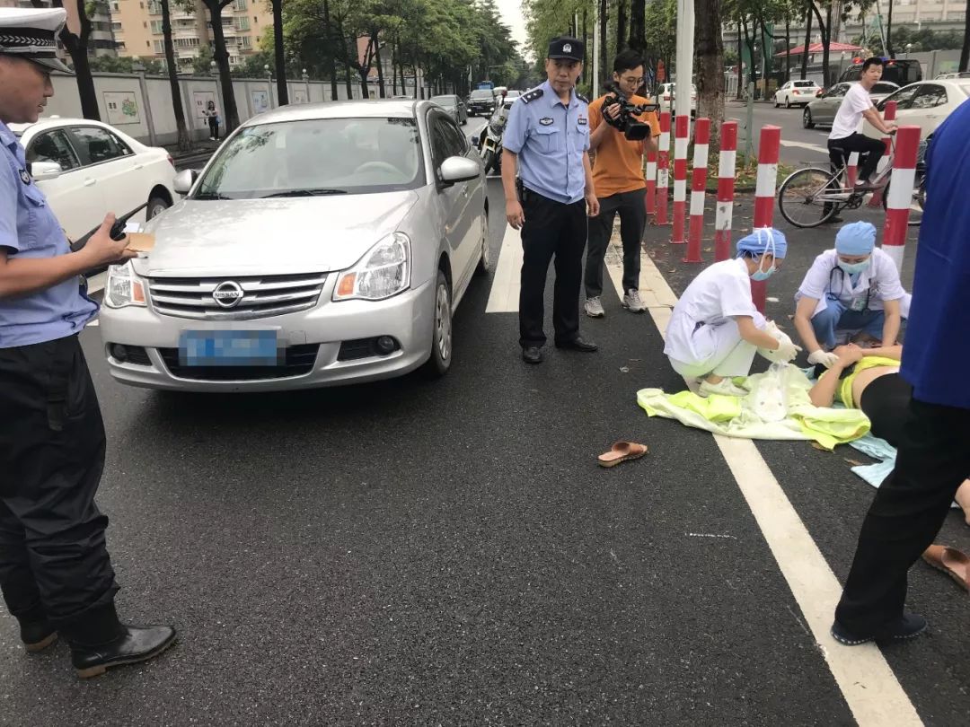 今早九点,番禺东兴路一小车与电动车相撞,导致电动车主