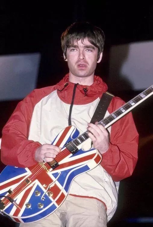 到了90年代,绿洲乐队主唱noel gallagher当年的signature look带火了