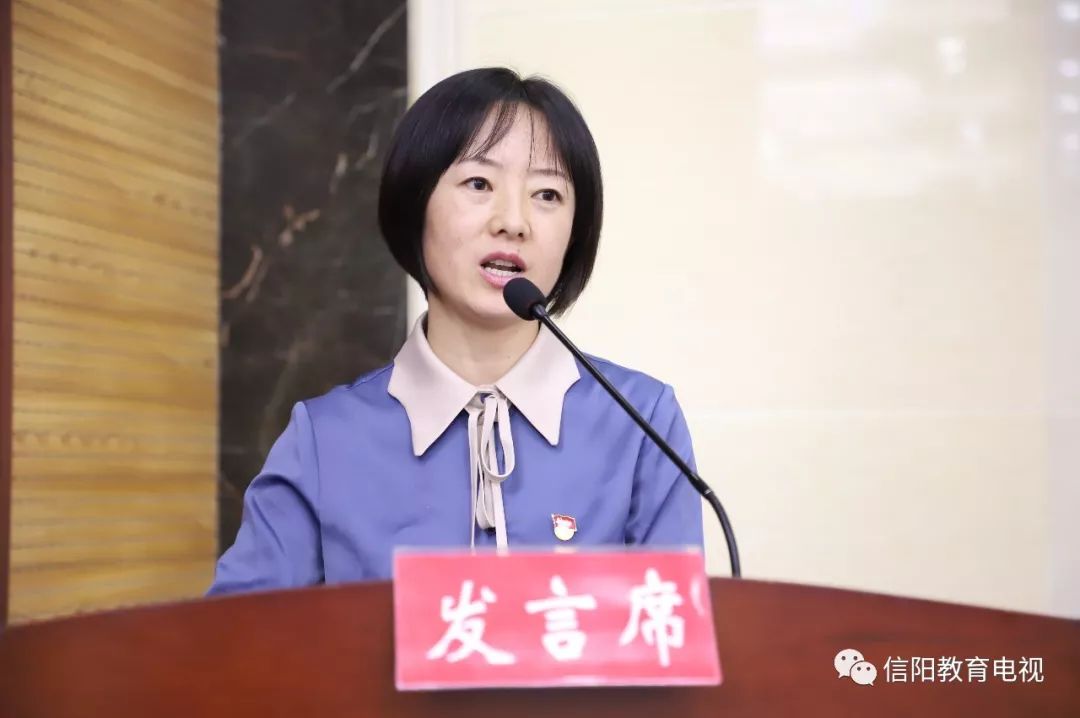 市广电局外宣部副主任王淑君以《不忘初心永流芳》为题进行宣讲宣讲