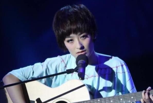 芒果小花高铁站不配合安检被强制传唤,大喊是公众人物,鞋子5000_刘露