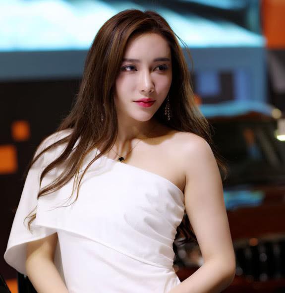 宝马三系遭哄抢华晨功不可没美女车模带来视觉盛宴