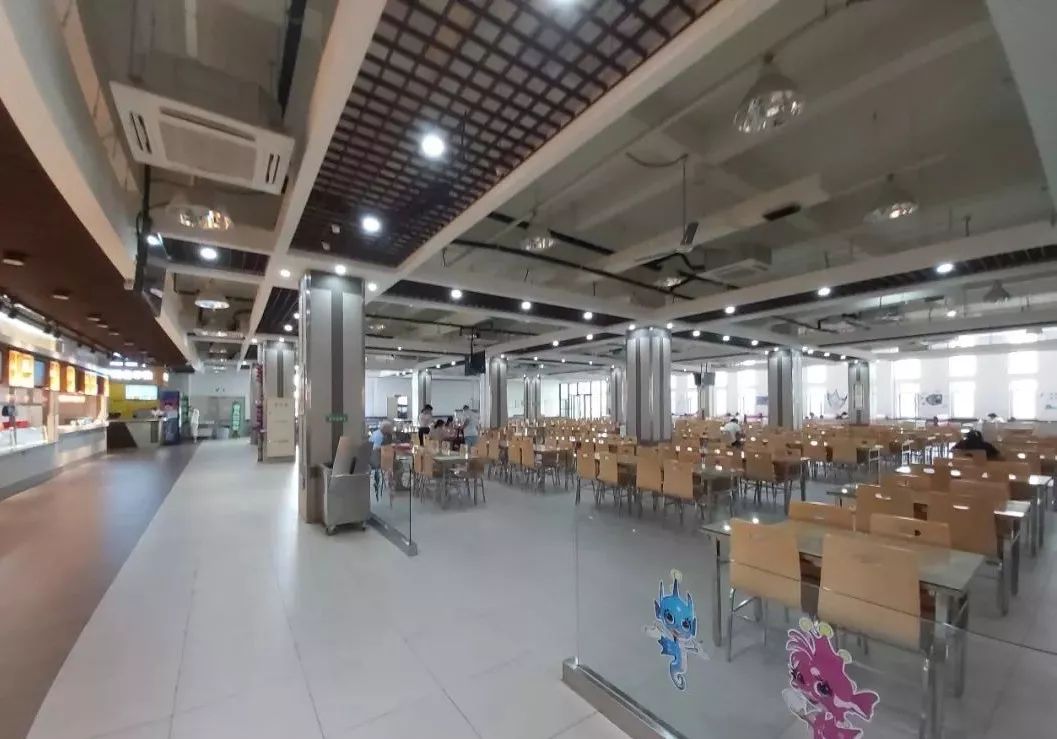 中心食堂几十年来深受校内外大中小学生欢迎,是首批大连市委爱国主义