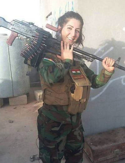 乔安娜喜欢阅读和射击,9岁时就开始用来复枪打猎.