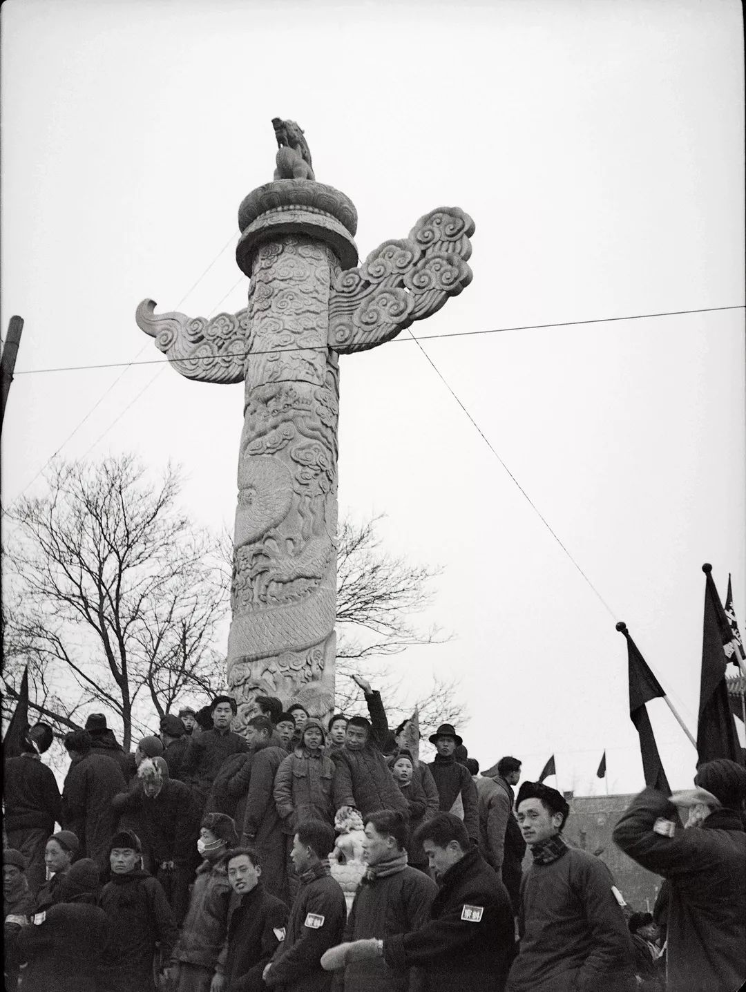 参加庆祝活动的北平民众在天安门华表下1949年高帆 / 摄中国美术学院