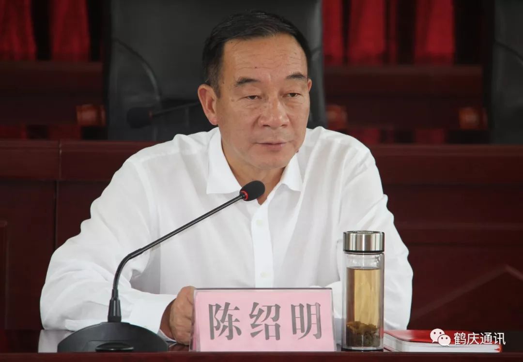 陈绍明主持会议并讲话,段红丽等县领导和县级相关部门,乡镇负责人分别