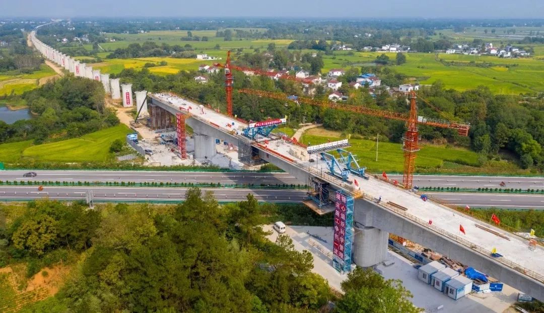 安九高铁潜水河特大桥跨g35济广高速连续梁中跨顺利合龙