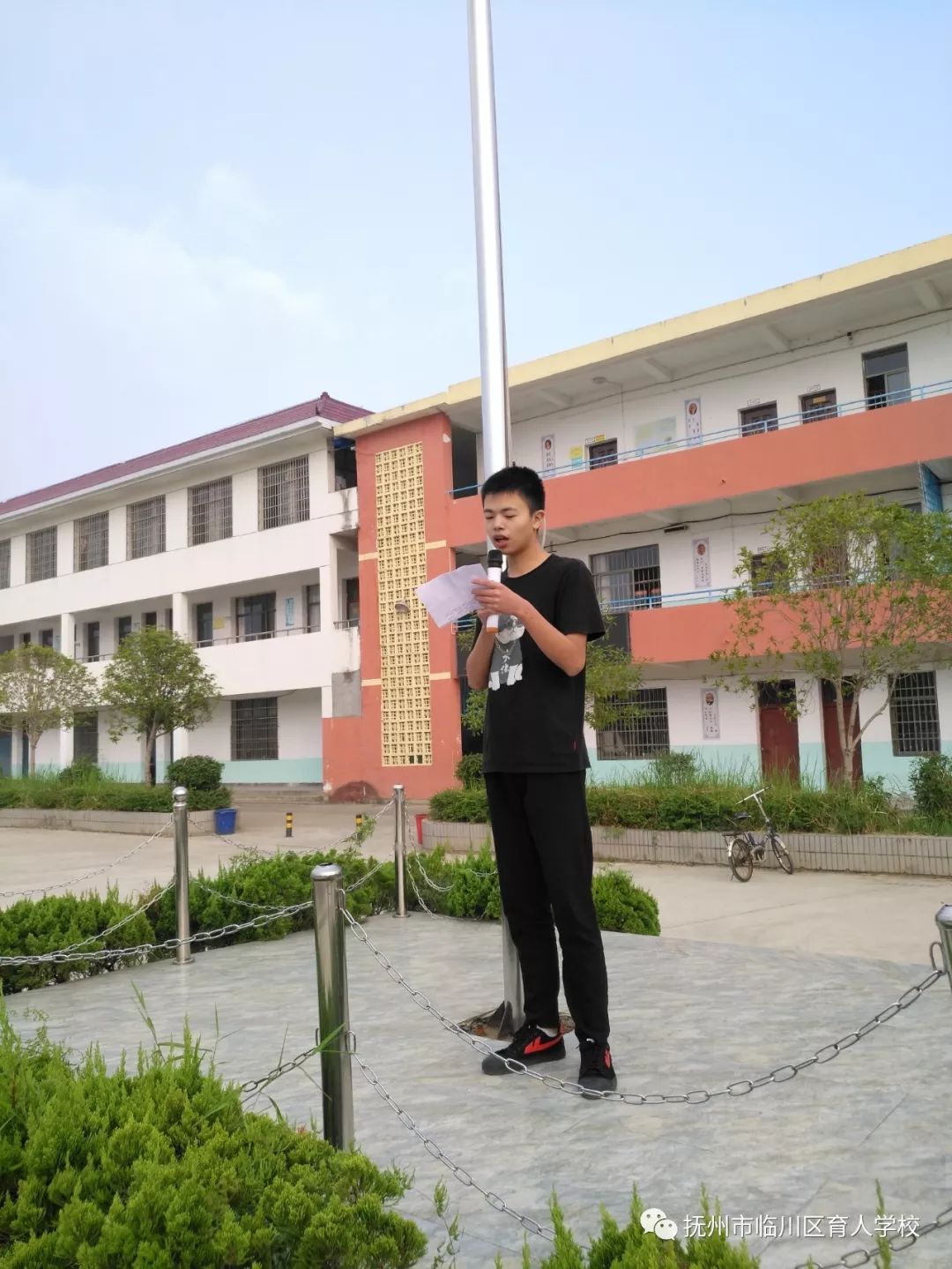 综述临川区育人学校举行升旗仪式和晨会