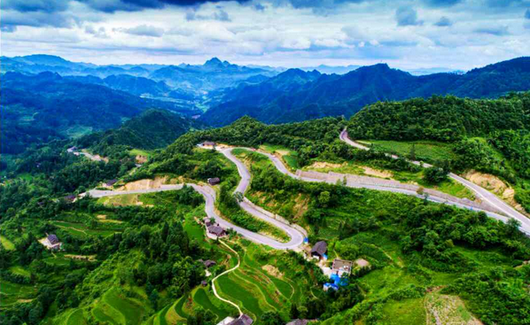 重,以运为要,推动协同发展,形成了组路相连,组路连村道,村道连县乡道