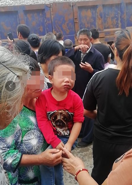 恐怖邵阳一大货车突然失控冲向赶集人群底盘下压着五六个人