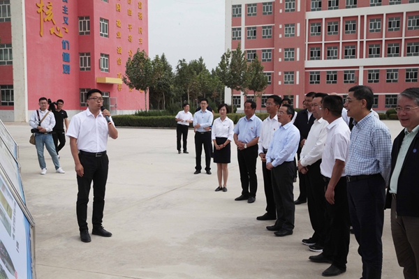 上海市代表团赴泽普五中调研教育人才组团式援疆工作