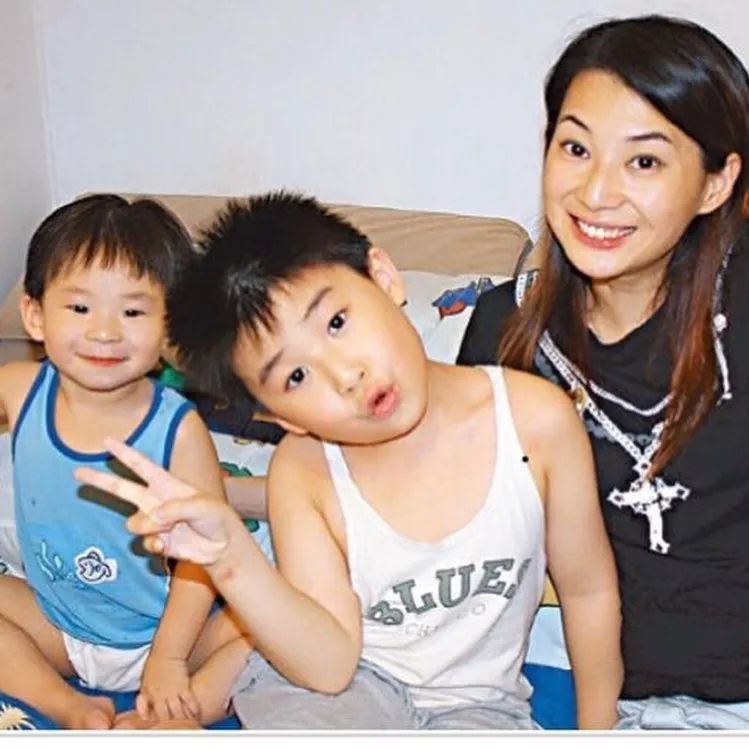 古天乐前女友黄纪莹罕有现身44岁保养得宜