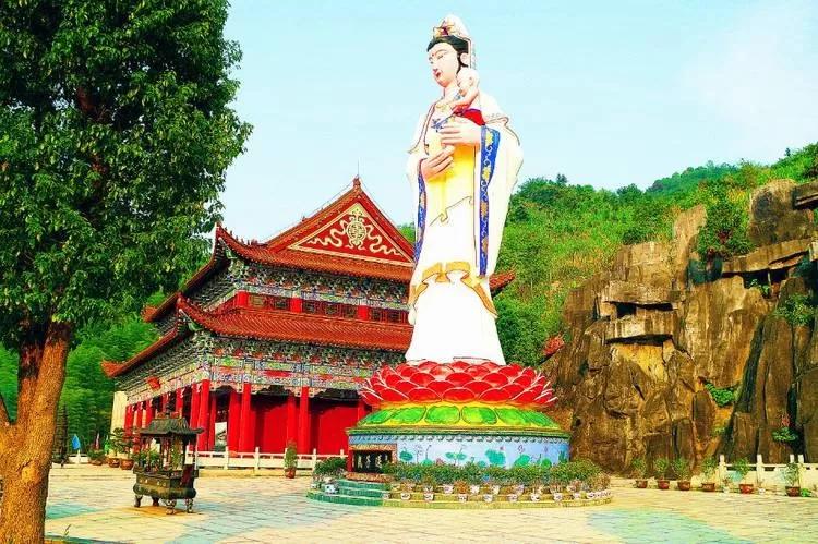 话说,当年传奇人物,亚洲吊车大王胡鹏飞修建慈母宫时,曾将寺内的观音