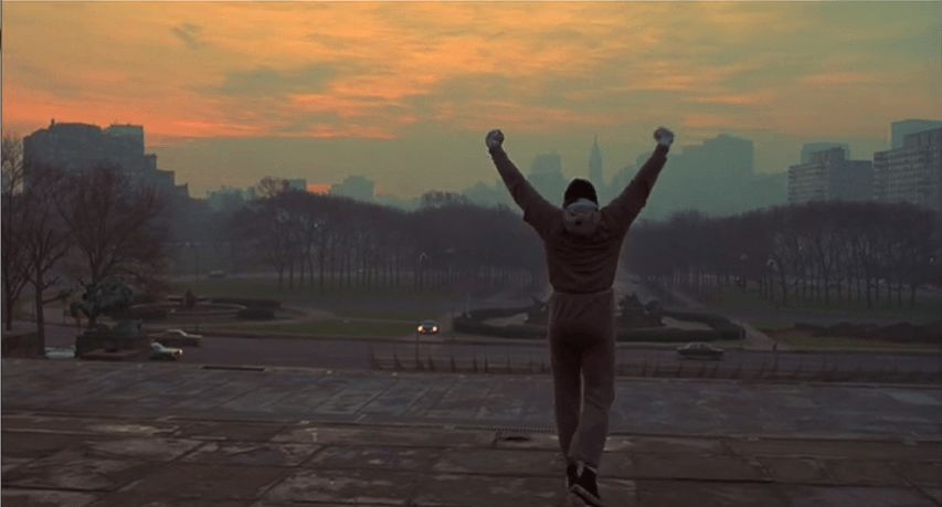 1976年,电影《洛奇》热映,穿着运动卫衣的拳王成为了人们心中勇敢和