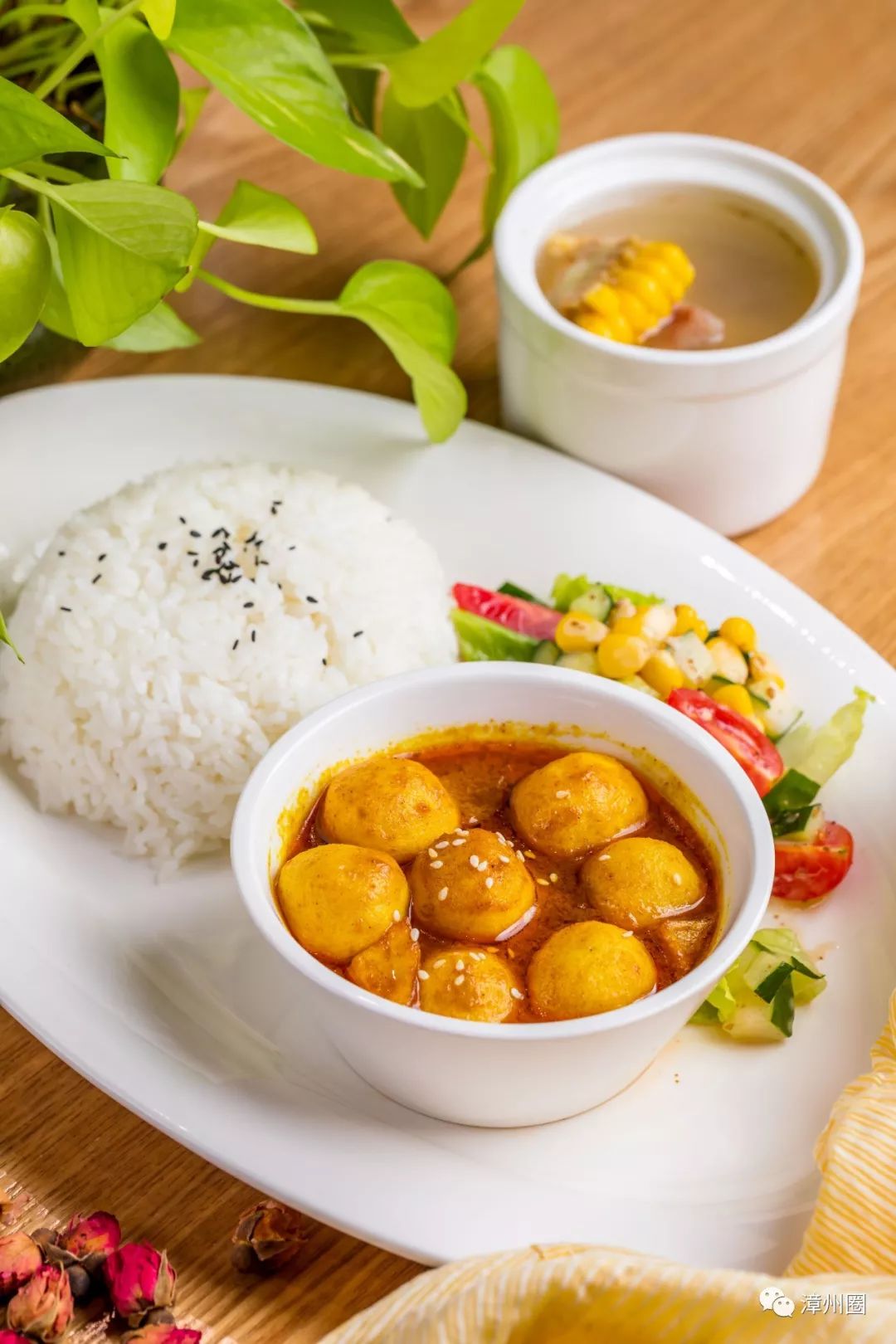 包裹着浓厚咖喱的金灿灿的鱼蛋在香港可是平民美食,它之于港人是一份