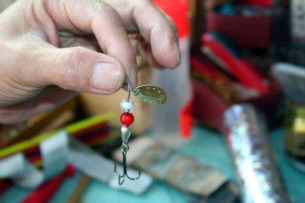 钓鱼达人在民间,自制路亚假饵"亮片"