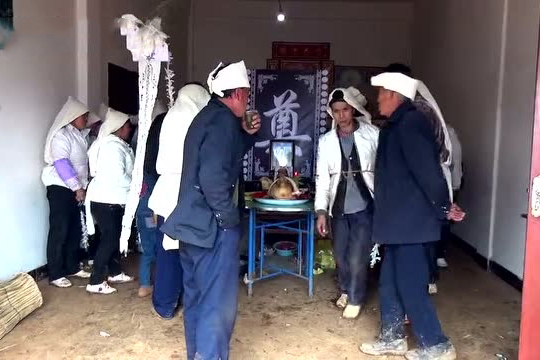 贵州农村丧葬习俗实拍孝子手拿孝棒跪在门前