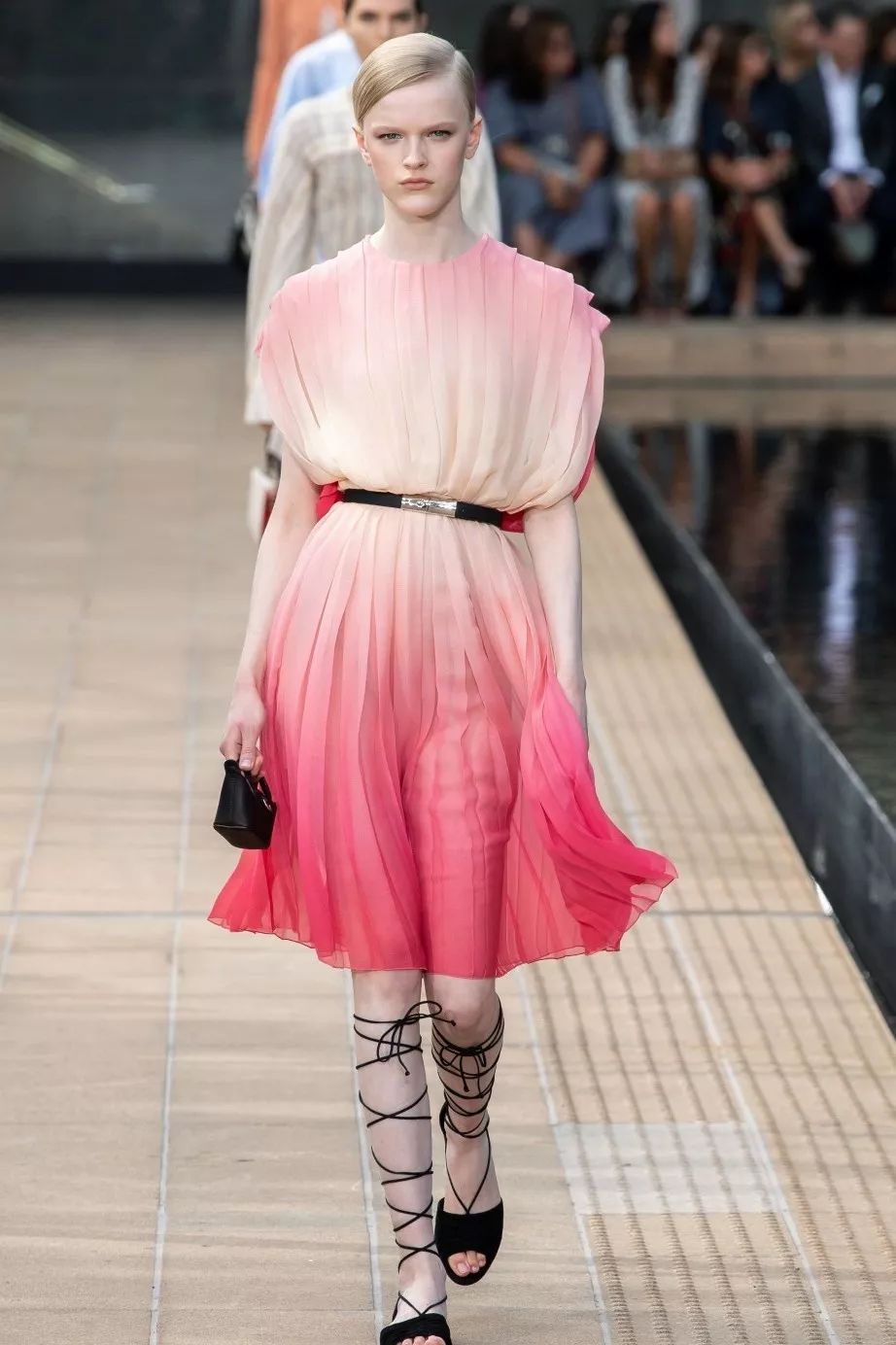 潮时尚直击2020春夏时装周