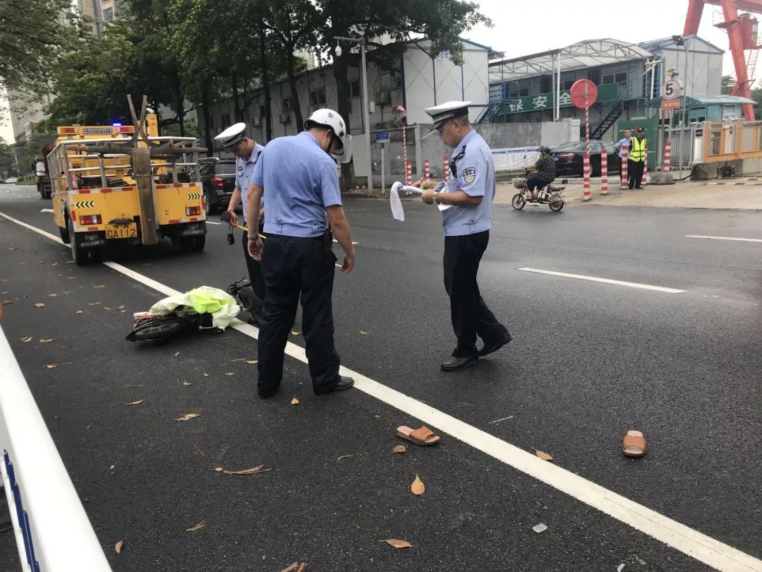 今早九点,番禺东兴路一小车与电动车相撞,导致电动车主