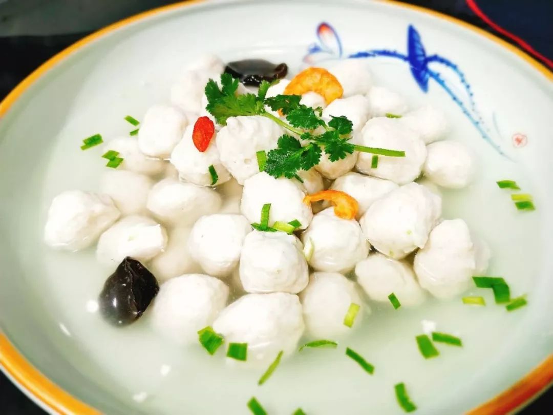 现在天气转凉,在家里来上一碗热腾腾的鲅鱼丸子汤,香喷喷的一大碗在