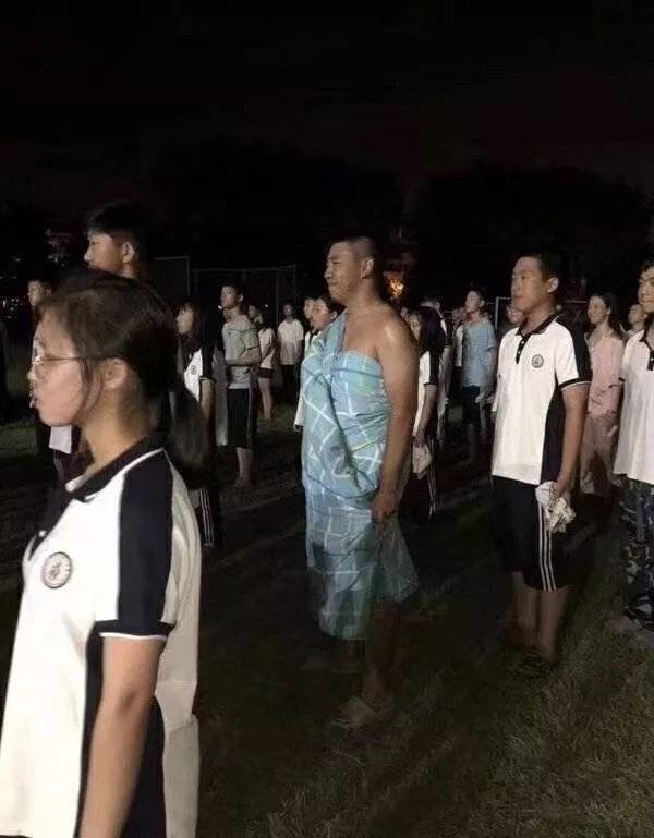 军训突击检查一些男生为了不裸奔也是很努力