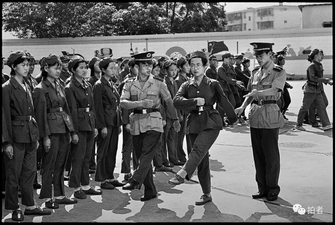 1996年,深圳大学,学生军训.新京报:会对深圳产生创作倦怠吗?