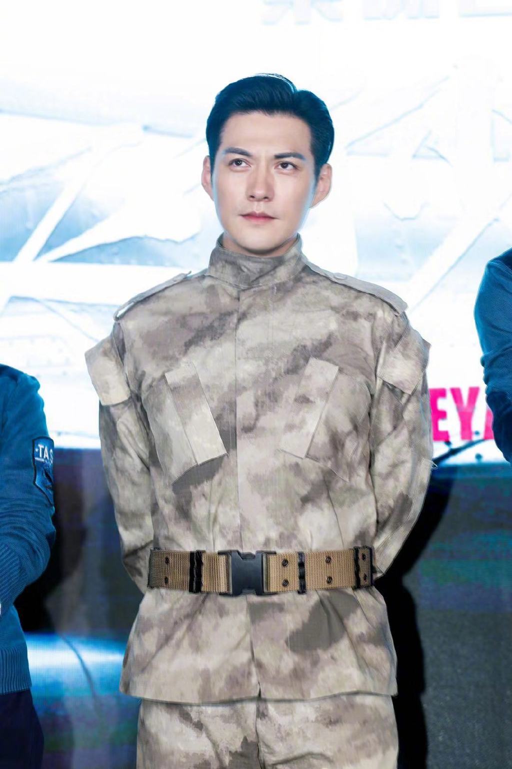 严屹宽一身迷彩制服,帅气挺拔充满阳刚之气-搜狐大视野-搜狐新闻