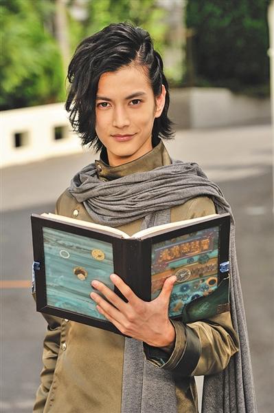 渡边圭祐饰演假面骑士沃兹.
