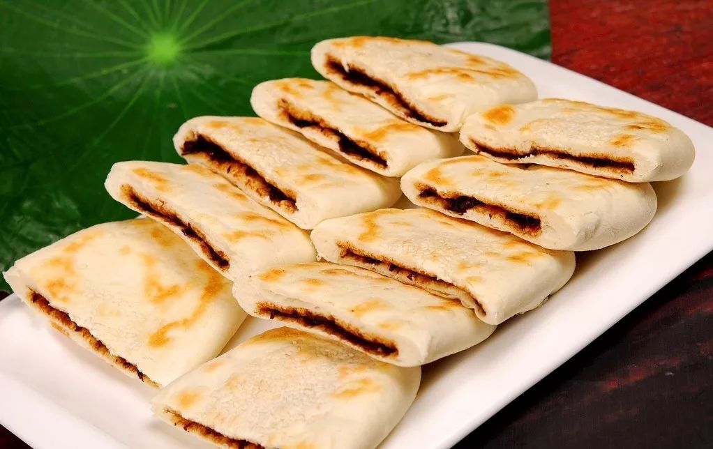 枣饼红枣焖饭近年来随着加工水平的不断提高红枣还被制成各种产品远销