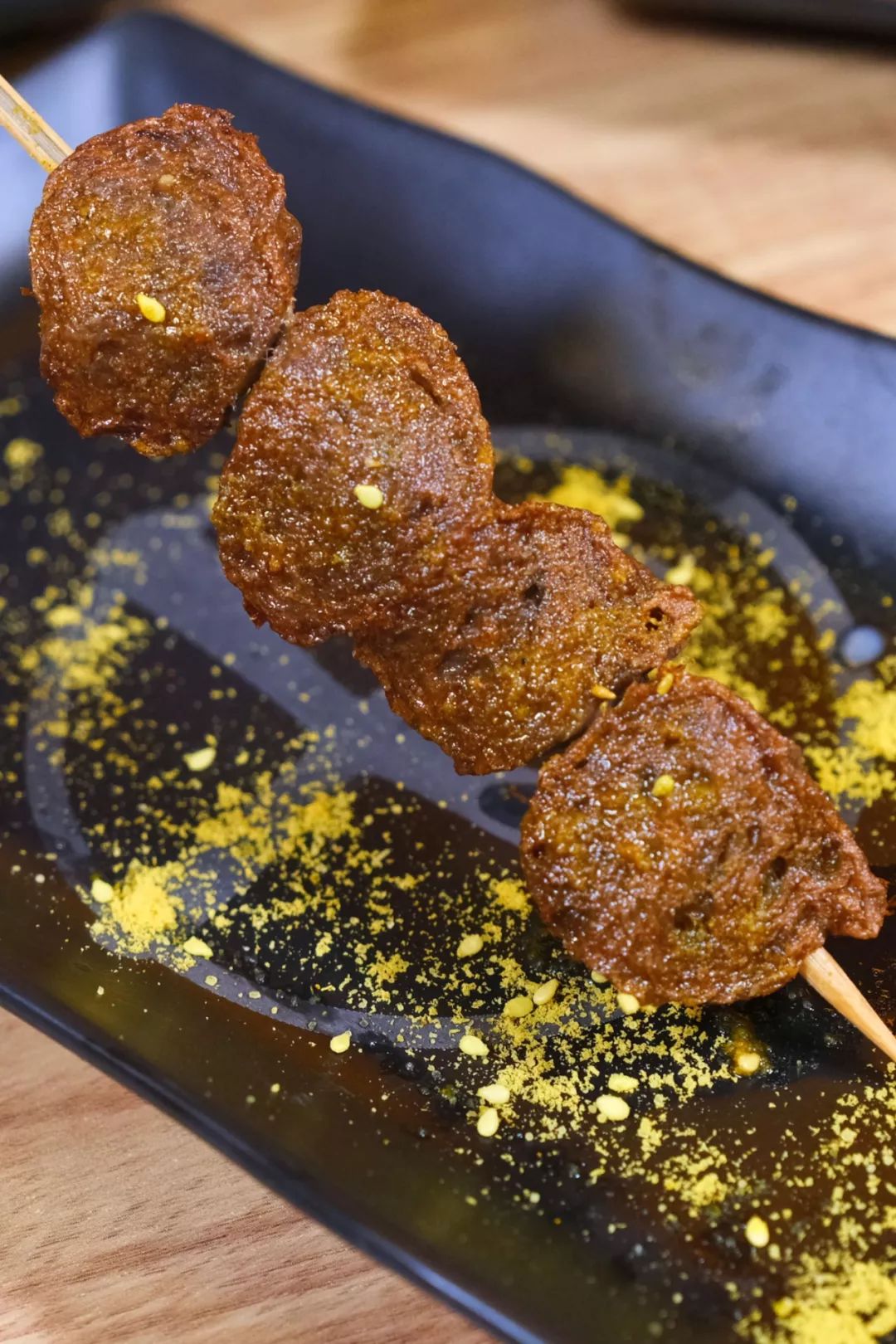 独具潮汕特色的土豆糕片,牛肉丸炸得香气四溢,像一串qq弹弹的糖葫芦