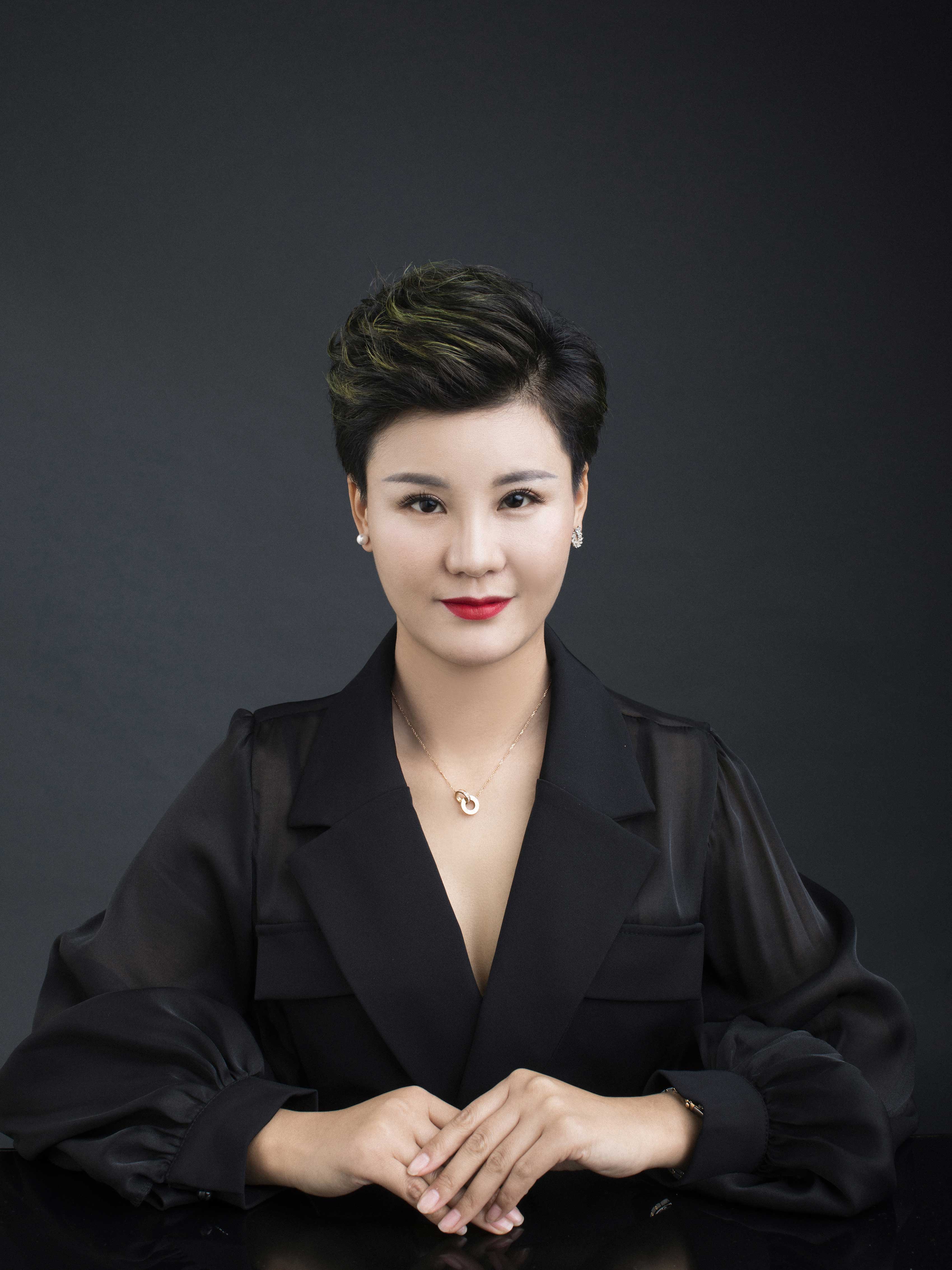 刘亚杰,香港绣妍国际创始人,多次获得国内外纹绣美妆大奖,首创多个