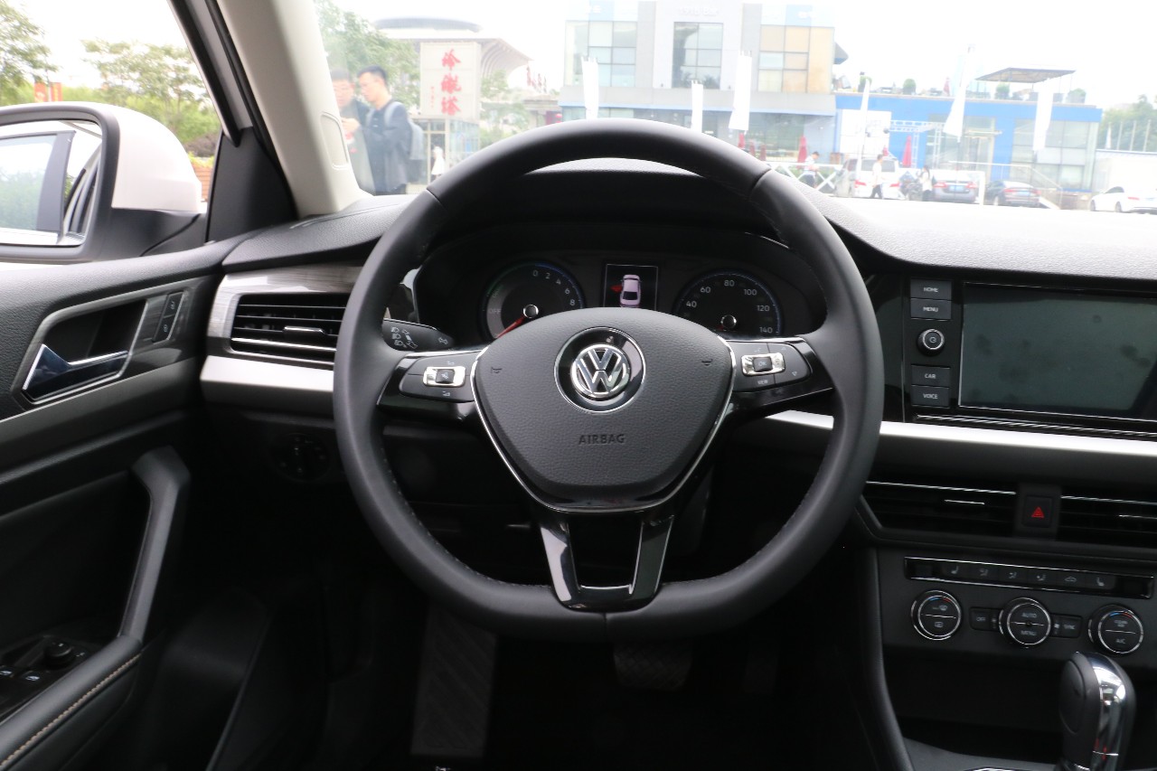 续航不够空间能凑试驾上汽大众elavida