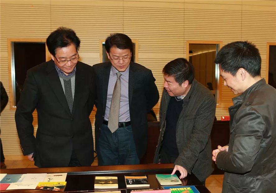 张加强(左2)出席长兴第四届作代会参观作协成果展一座史源城.