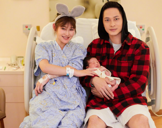 原创陈燃产后俩月晒照穿露脐装秀小蛮腰肚子上不见疤痕恢复超快