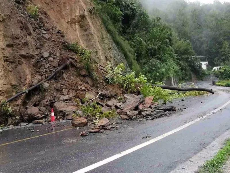 国道211线省道310线沿线多处零星塌方树木倾倒汉滨公路人正在抢修石泉