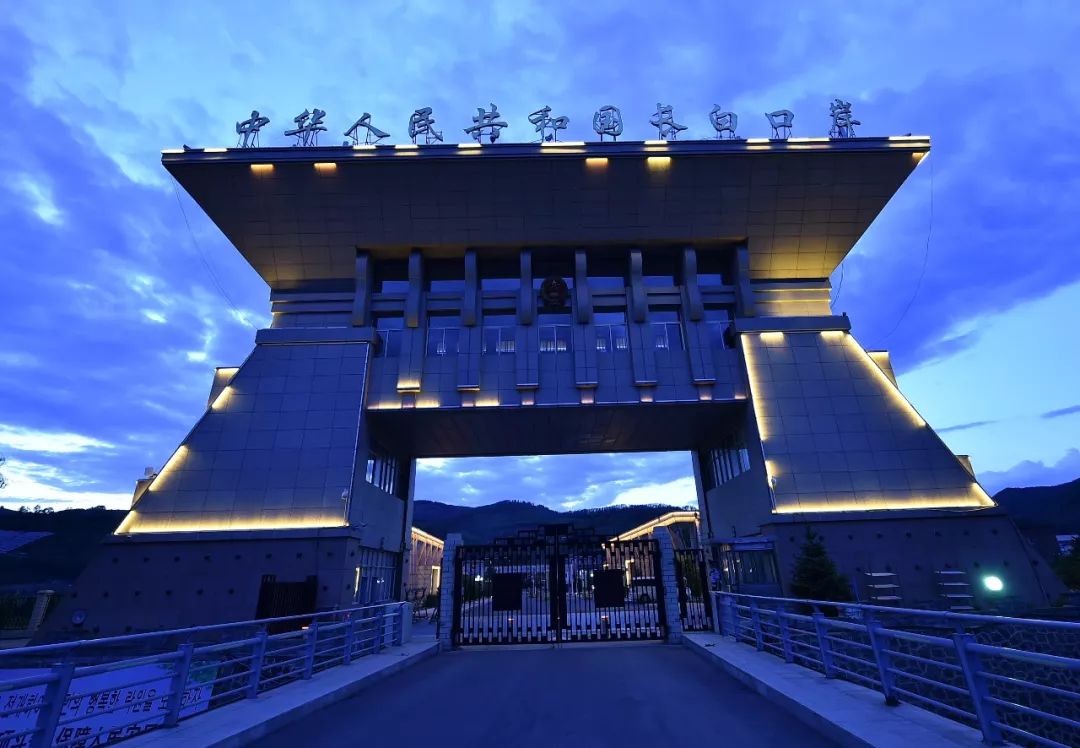 长白口岸长白口岸,2009年立的第32号界碑.