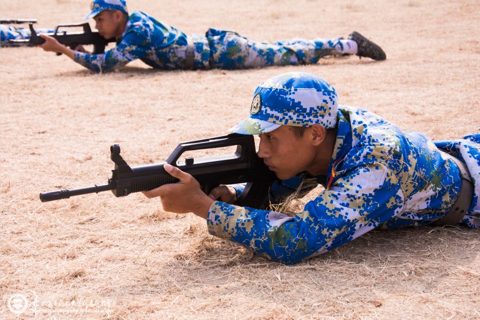 匍匐拳方块队尽管骄阳似火,但是我们不畏炎热,不畏辛苦,反复练习,从