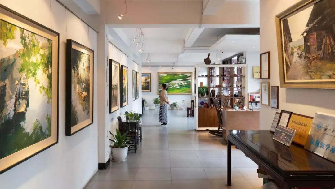 会客区,创作区78 上层为美术作品展示区;积玉轩里展示的艺术品