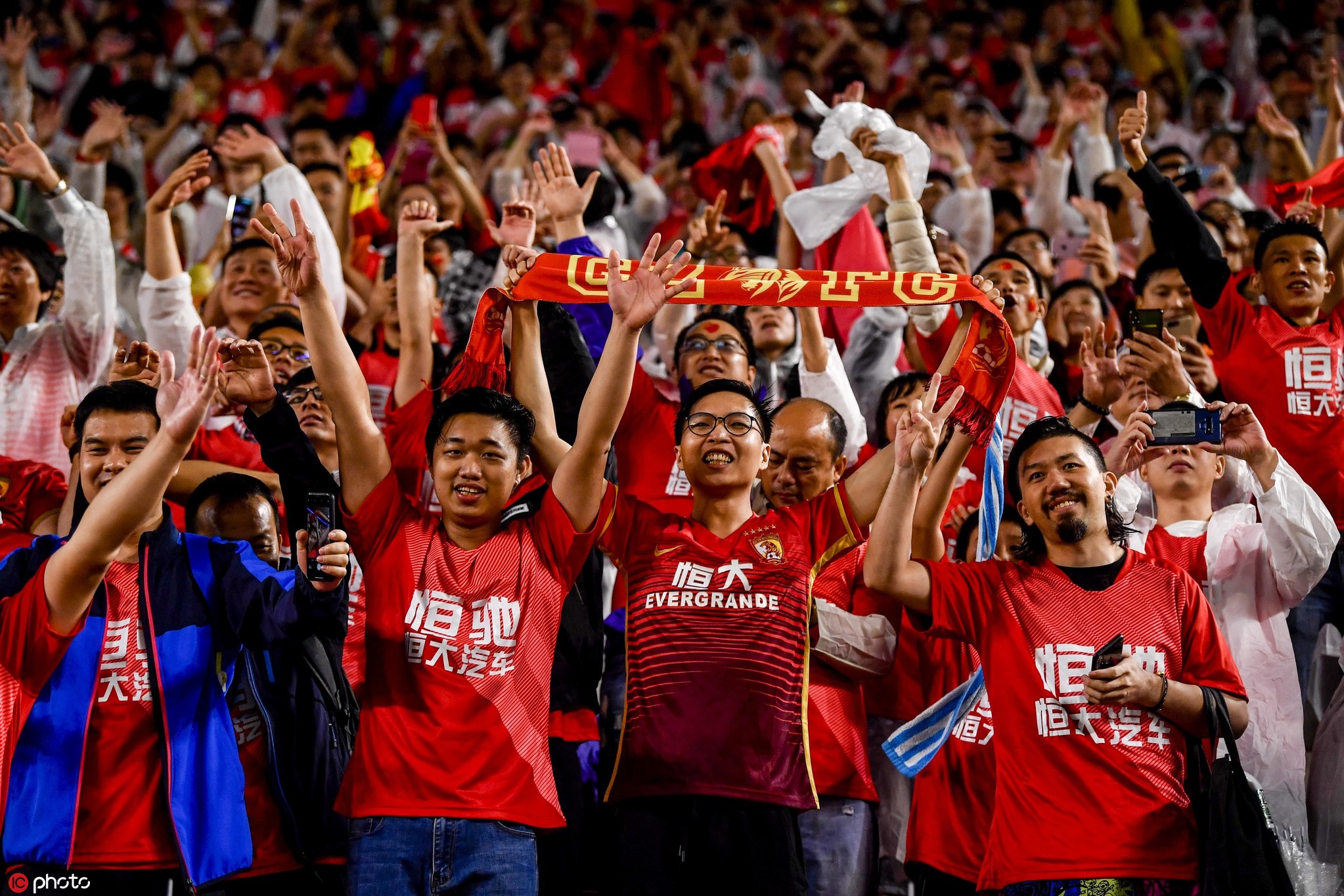 广州恒大淘宝队赛后谢场,远征球迷欢呼庆祝胜利