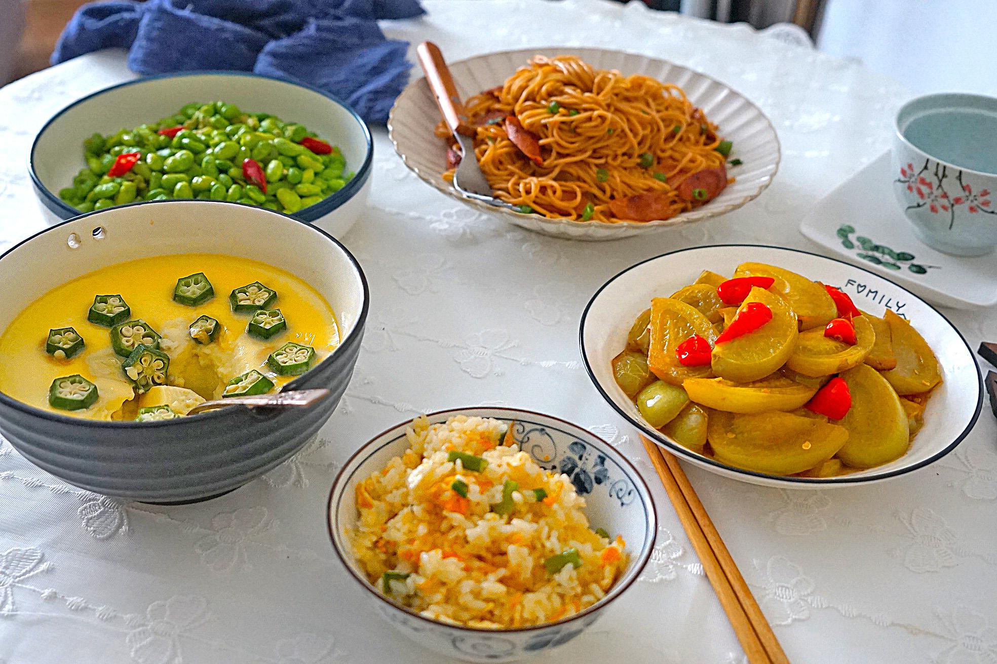 这就是我家的午餐,没有大鱼大肉,很普通的简单家常饭菜,但是吃得很