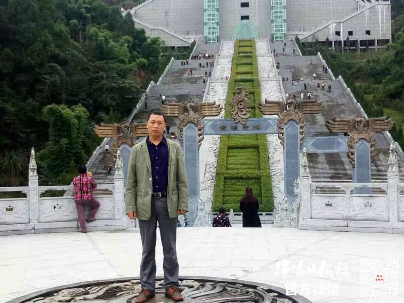 "杨国和说,他是盐亭县金孔镇人,小时候夏天喜欢在老家的河塘中耍水