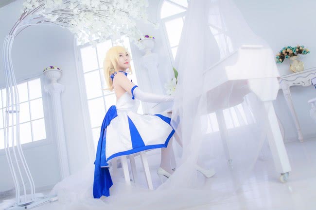 cos:saber,室内的一组蓝百合礼服